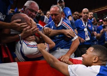 Mbappé acerta bola em torcedor e pede desculpa na arquibancada Mbappé acerta bola em torcedor e pede desculpa na arquibancada