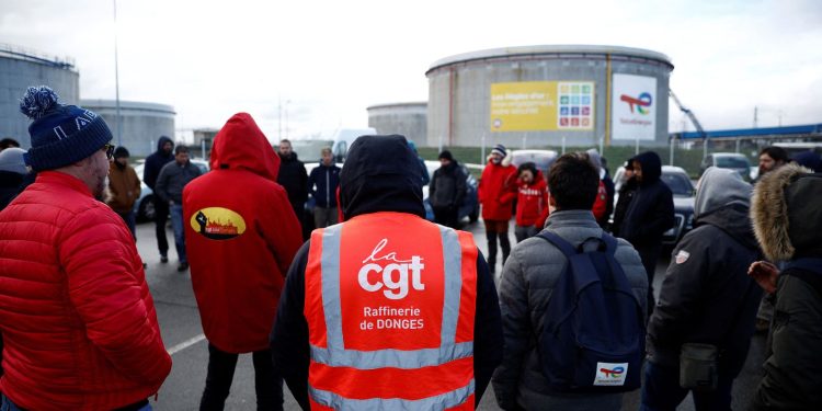 França: greve termina mais cedo em reatores e depósito de combustíveis França: greve termina mais cedo em reatores e depósito de combustíveis