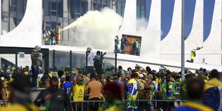 PF cumpre 3 mandados de prisão em operação contra atos terroristas PF cumpre 3 mandados de prisão em operação contra atos terroristas