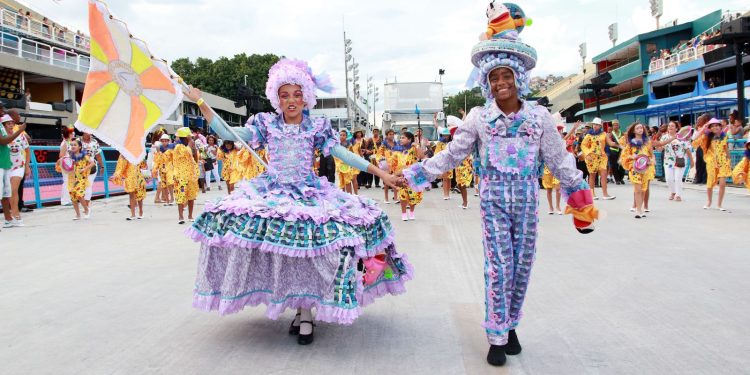 Rio: escolas de samba mirins fazem ensaio técnico neste domingo Rio: escolas de samba mirins fazem ensaio técnico neste domingo