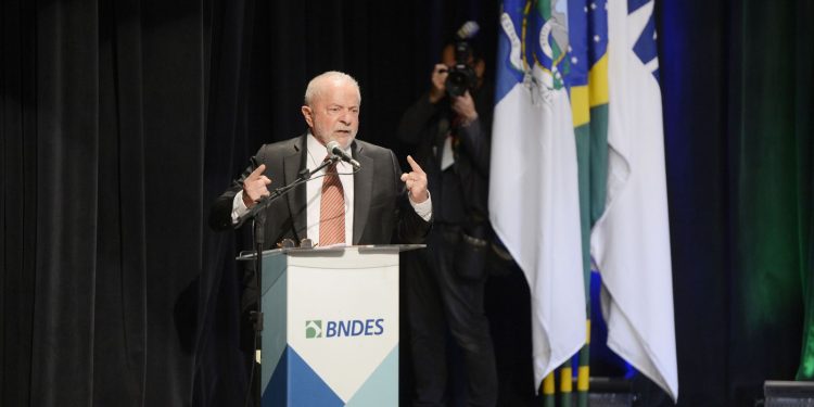 Lula diz que não há justificativa para Selic estar em 13,75% ao ano Lula diz que não há justificativa para Selic estar em 13,75% ao ano