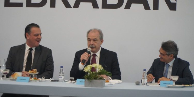 Após encontro com Febraban, Mercadante defende redução na TLP Após encontro com Febraban, Mercadante defende redução na TLP