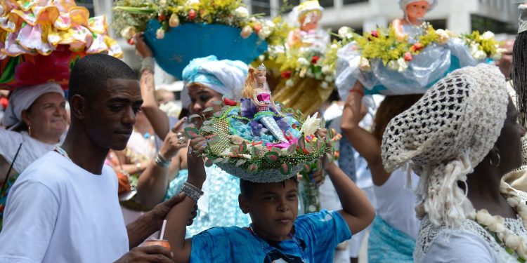 Cariocas comemoram o Dia de Iemanjá no Arpoador Cariocas comemoram o Dia de Iemanjá no Arpoador