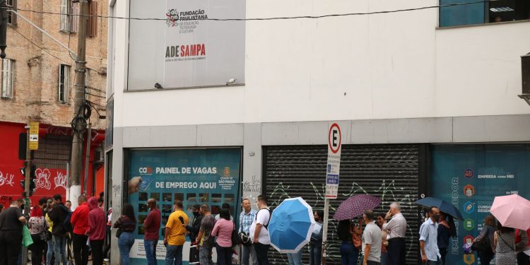 Dezembro fecha com saldo negativo de 431.011 empregos, diz Novo Caged Dezembro fecha com saldo negativo de 431.011 empregos, diz Novo Caged