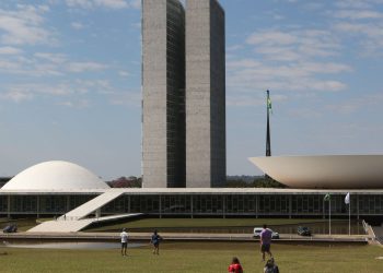 Lula dispensa 13 ministros para tomarem posse no Congresso