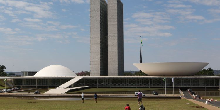 Lula dispensa 13 ministros para tomarem posse no Congresso Lula dispensa 13 ministros para tomarem posse no Congresso