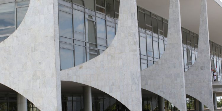 Lula troca integrantes da comissão de ética da Presidência Lula troca integrantes da comissão de ética da Presidência