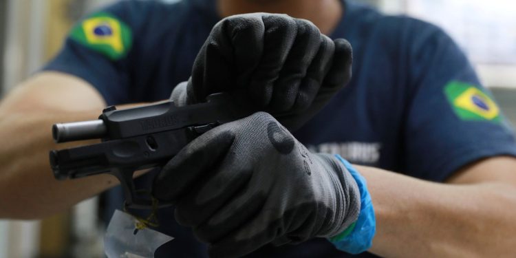 Proprietários de armas de fogo têm 60 dias para fazer cadastro Proprietários de armas de fogo têm 60 dias para fazer cadastro
