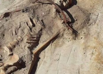 Arqueólogos encontram mulher ‘vampira’: foice no pescoço e cadeado no pé